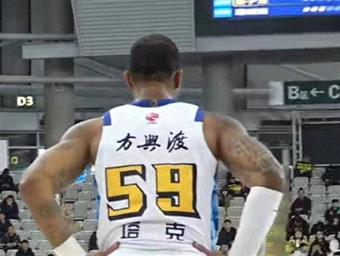 火药味！栾利程与塔克争抢篮板推搡冲突双方犯规无追加