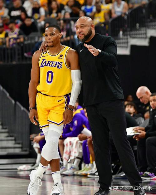 艾顿打趣:平时被贬替补意味着我上不了场但最近我110%投入