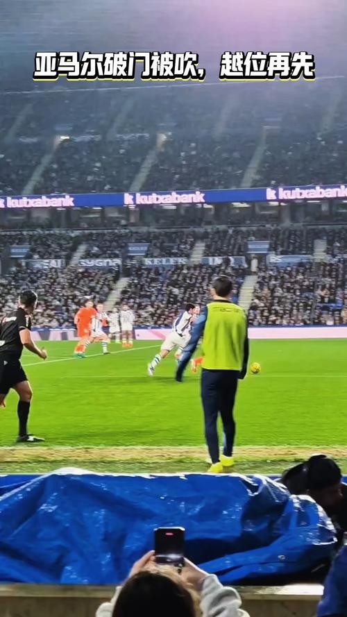 弗林蓬传中造加拉塔萨雷自摆乌龙，但越位在先进球无效