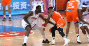 攻防发力！邹阳侧翼接球三分一箭穿心随后抢断反击一条龙暴扣