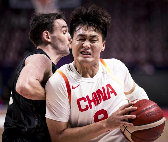 太猛了！赵睿第三节5中5轰下14分2助1断带队反超