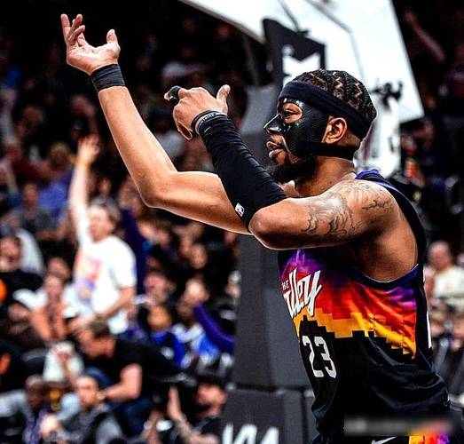 湖魔L2M：2次漏判+1次错判全有利湖人出界维持原判班凯罗没打手