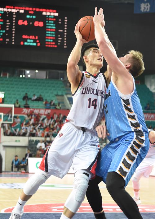 积极高效！郭凯半场5中5拿下12分5板1助4前场板