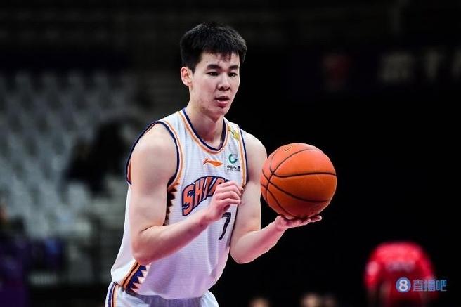 直播吧：郭昊文崴脚后穿上保护靴好在骨头无碍