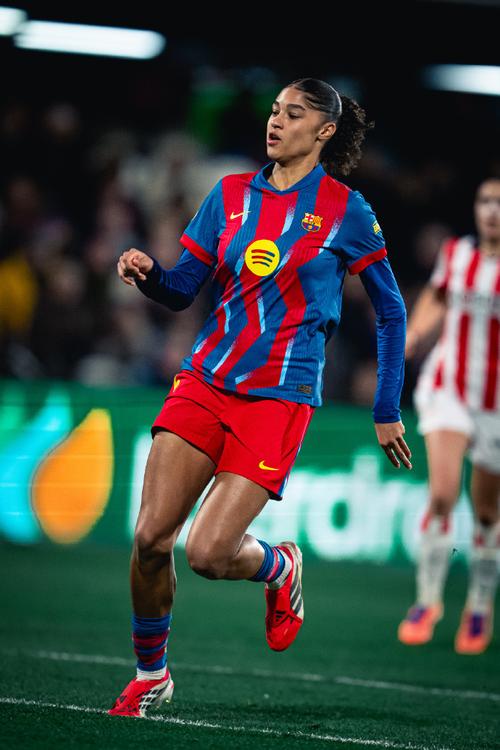 世体：普特拉斯尚未决定未来，她与巴萨女足的合同到今夏到期