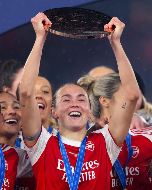 阿森纳若如愿捧起联赛杯冠军本期待香槟酒灌满奖杯_英超直播