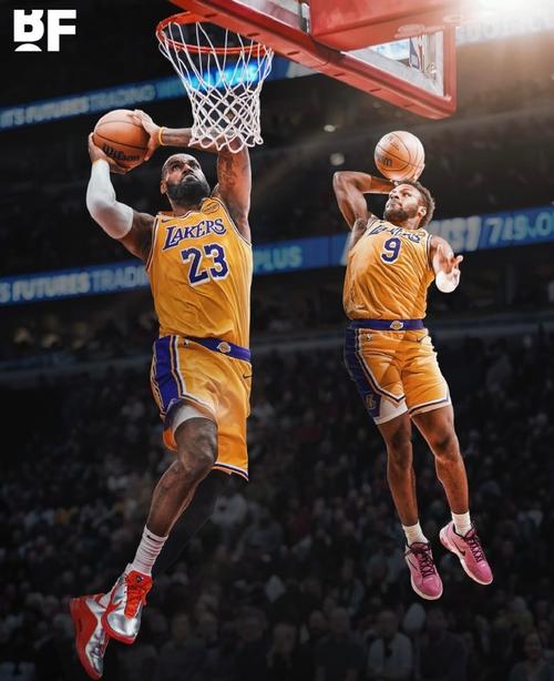 老父亲的快乐！詹姆斯晒自己和布朗尼扣篮帅照：上阵父子兵！