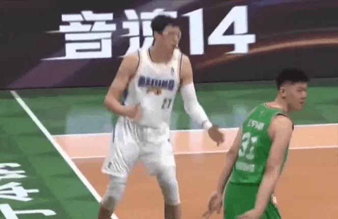 继续改进罚球！外教帮周琦在手型、压腕、出手等方面进行指导