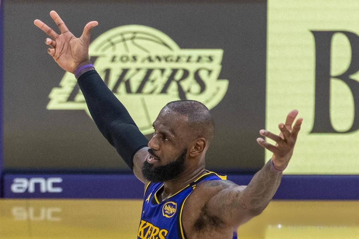 詹东里赛季场均全部拿下至少20分5助有望成为历史首个三人组！