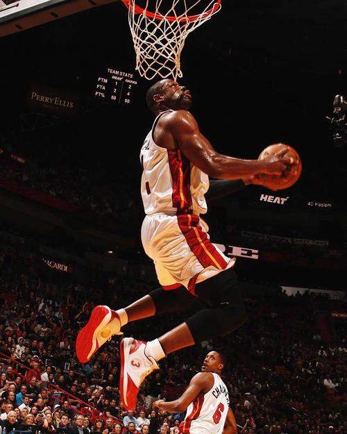这弹跳什么水平在2012年NBA名人赛中J.Cole完成双手空接扣篮